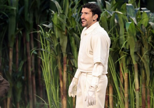 音乐人Bad Bunny佩戴沙漠钻石珠宝 闪耀领衔第60届超级碗中场秀